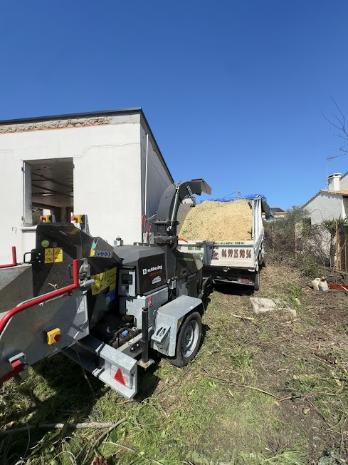Broyeur à bois et camion benne pour l'évacuation des végétaux
